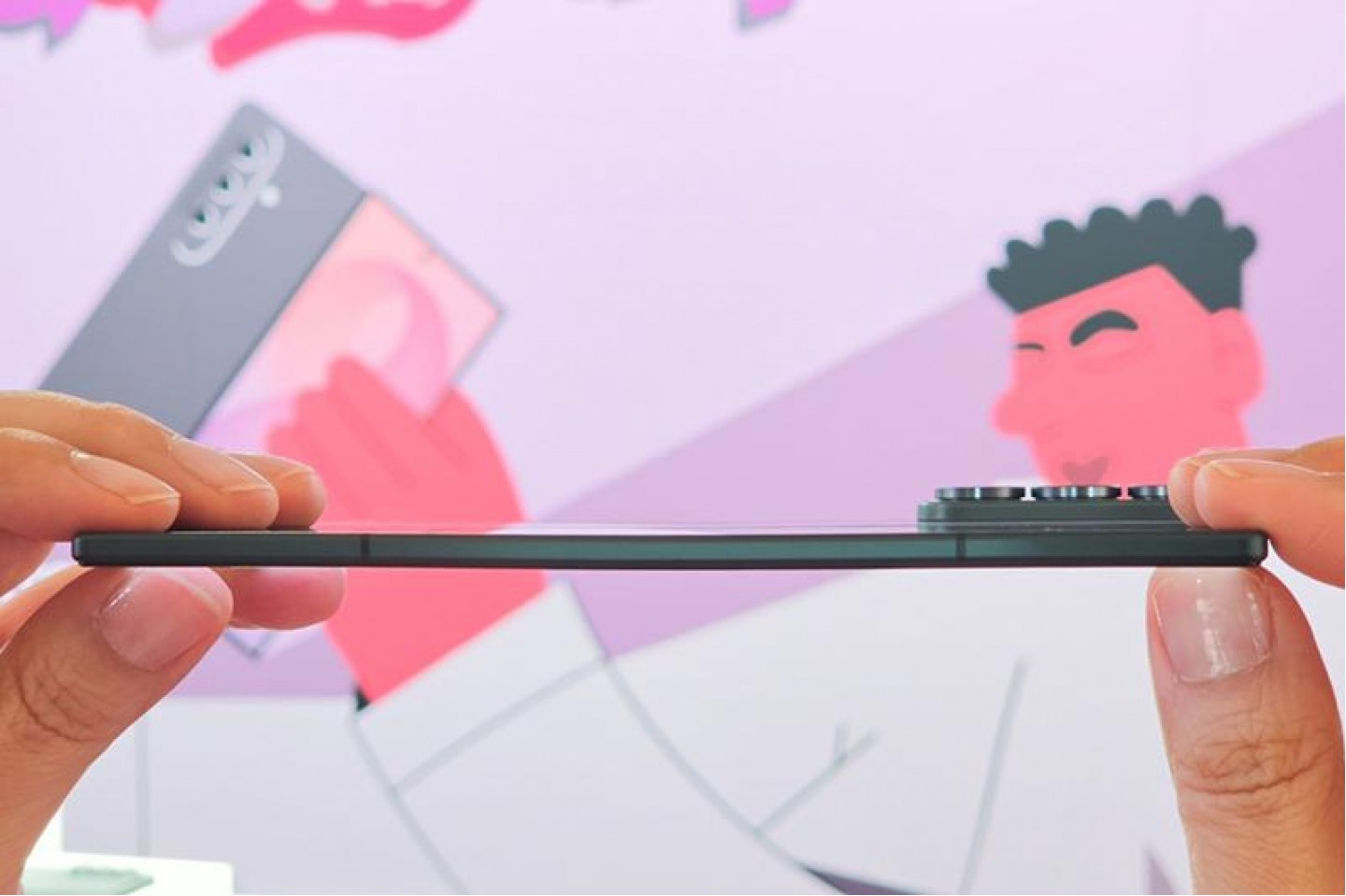 Galaxy Z Fold8: как 253 грама станаха 201